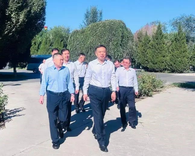 伊犁州党委书记杨秀理调研慰问盛康宏鑫集团